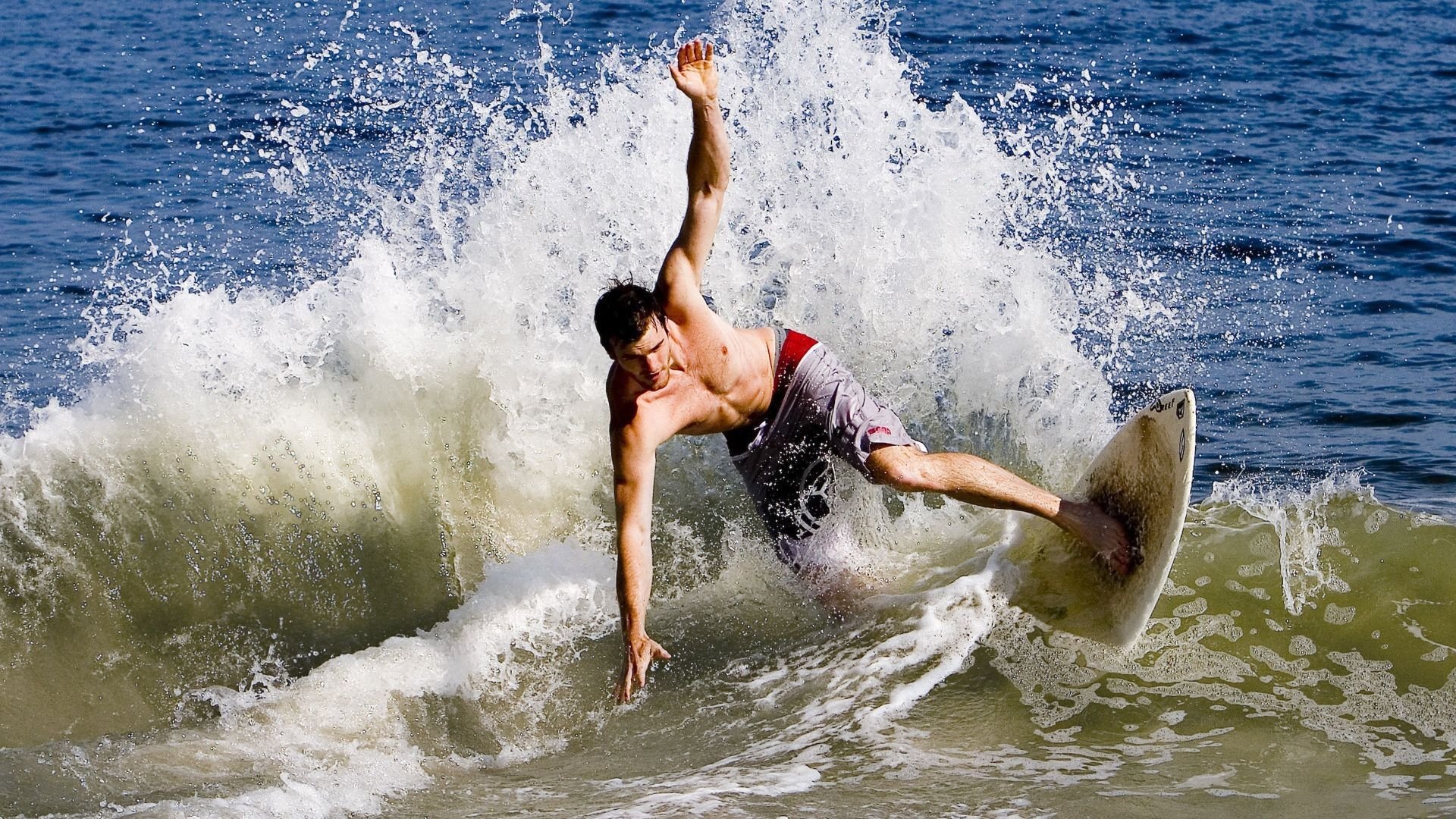 国足比赛战术多变，实力不断增强，国足的比赛